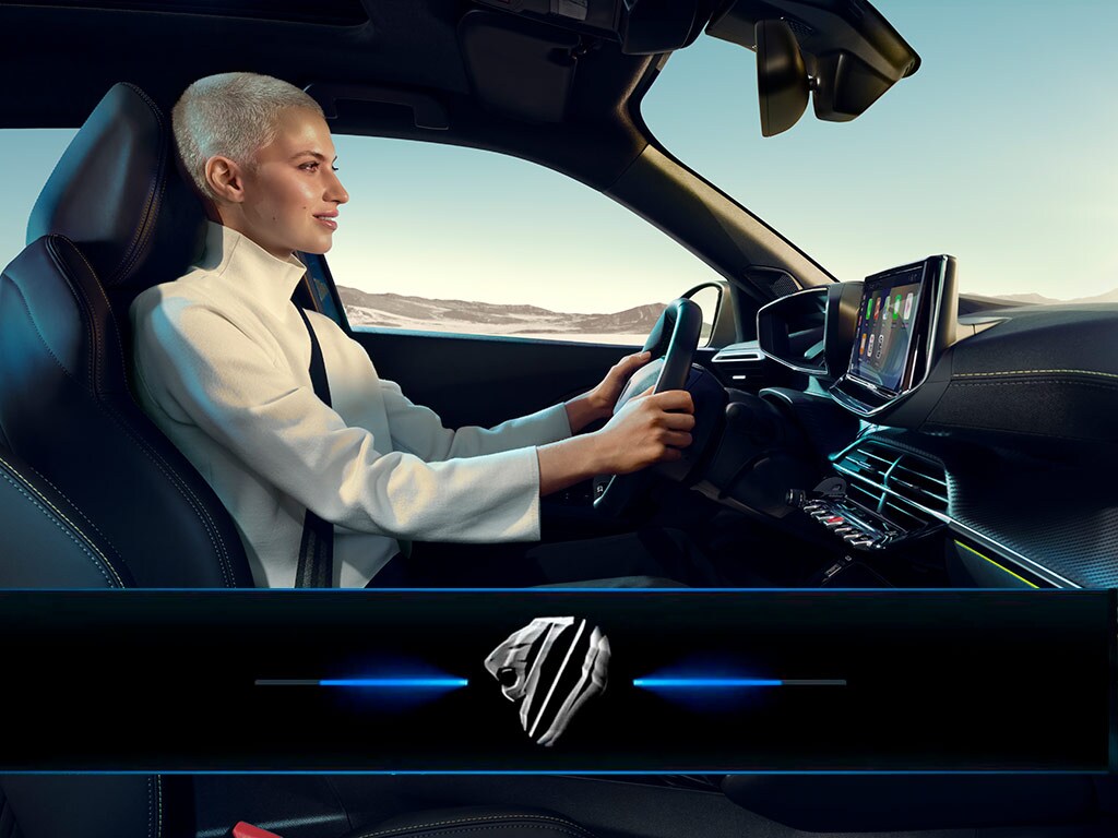Vrouw aan het stuur van de PEUGEOT E-2008