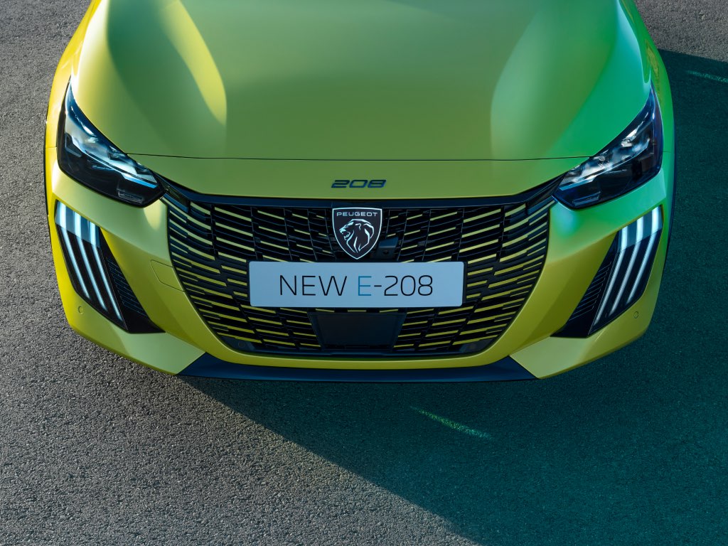 Nieuwe Peugeot E-208 lichtsignatuur met 3 klauwen