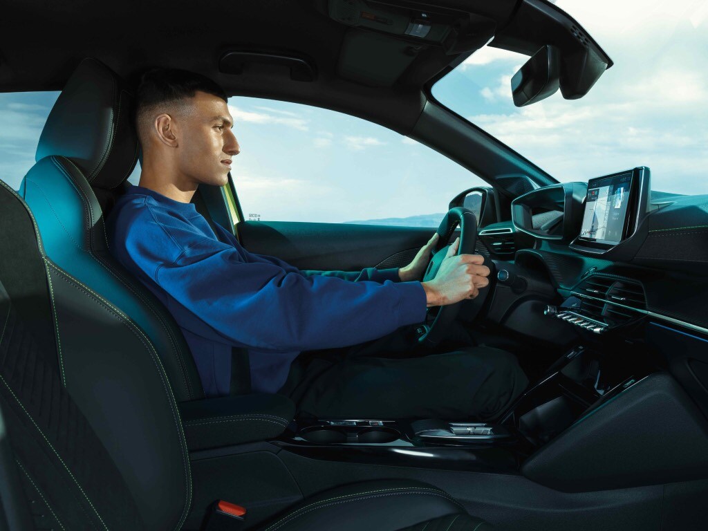 Man rijdt in nieuwe Peugeot E-208