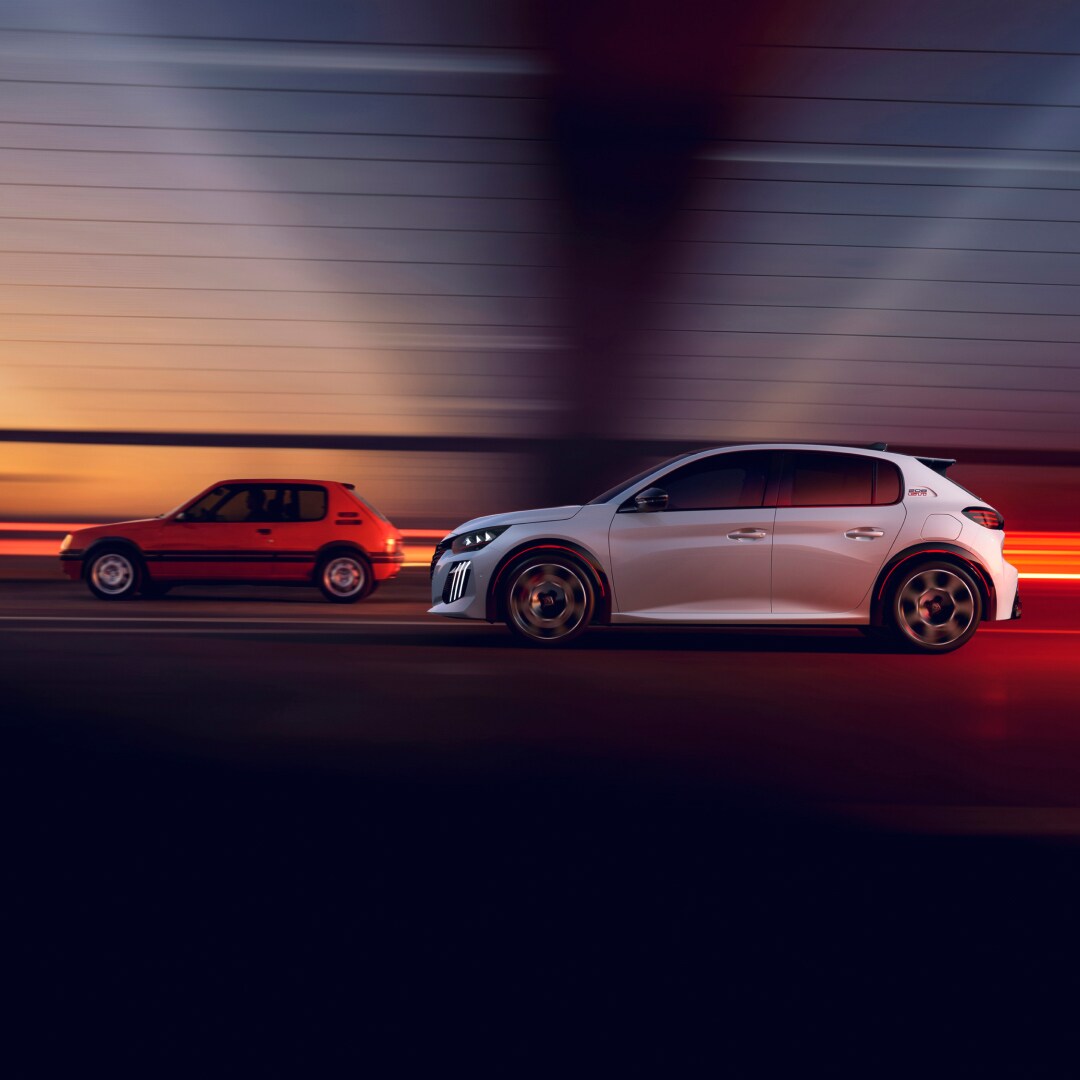 De PEUGEOT 205 GTi en de PEUGEOT E-208 GTi rijden zij aan zij