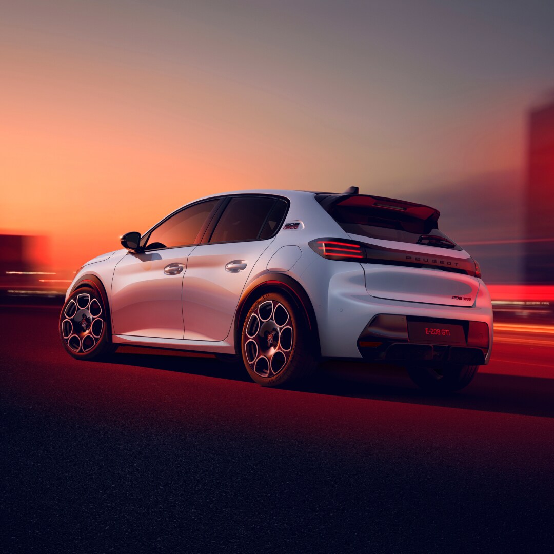 Achterkant van de nieuwe PEUGEOT E-208 GTi