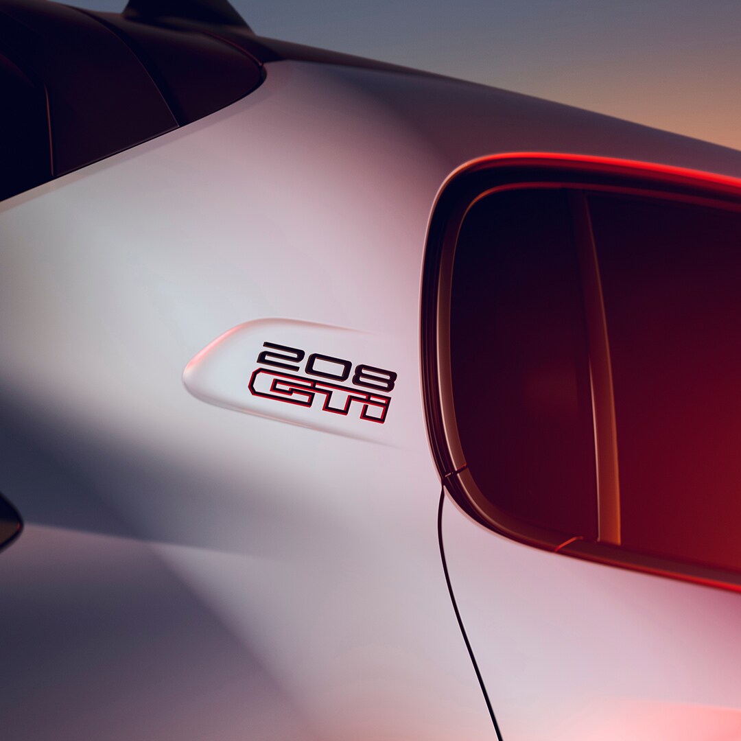 De nieuwe PEUGEOT E-208 GTi, detail van het 208 GTi-logo