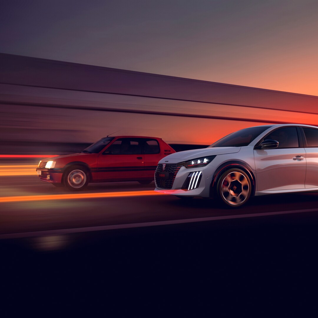 De PEUGEOT 205 GTi en de PEUGEOT E-208 GTi rijden zij aan zij