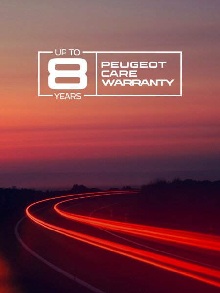 De nieuwe PEUGEOT E-208 GTi op de weg, met het PEUGEOT CARE-logo