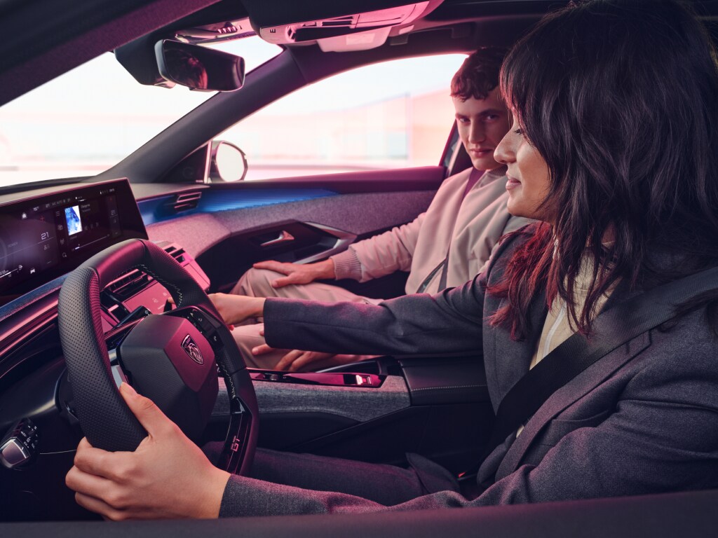 Een koppel in de nieuwe PEUGEOT 3008 Hybrid