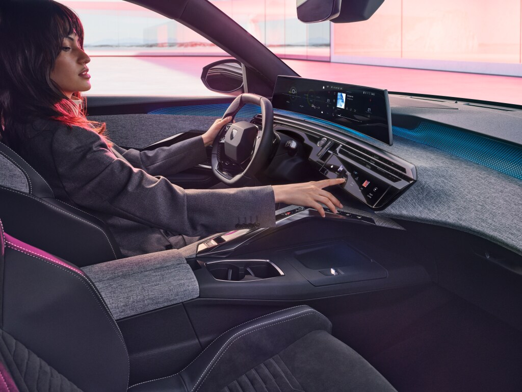 Vrouw aan boord van de nieuwe PEUGEOT 3008 Hybrid