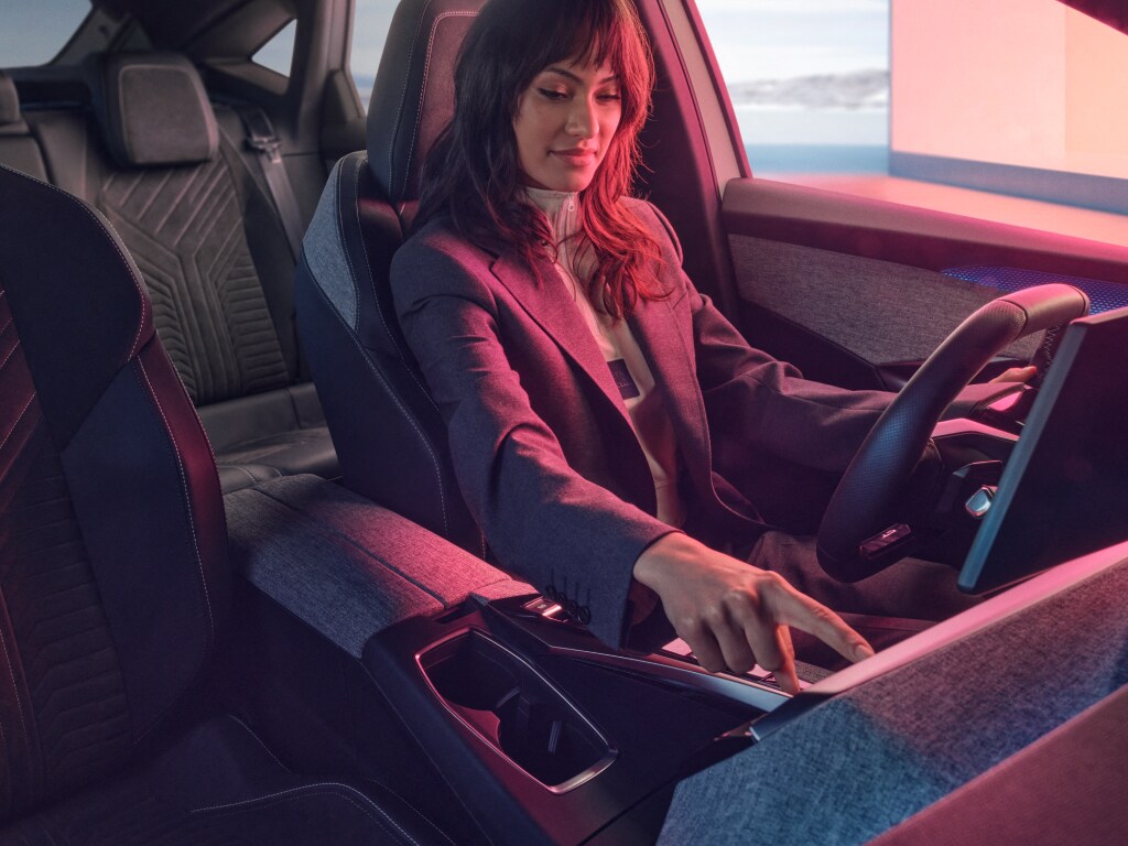 Vrouw aan boord van de nieuwe PEUGEOT E-3008