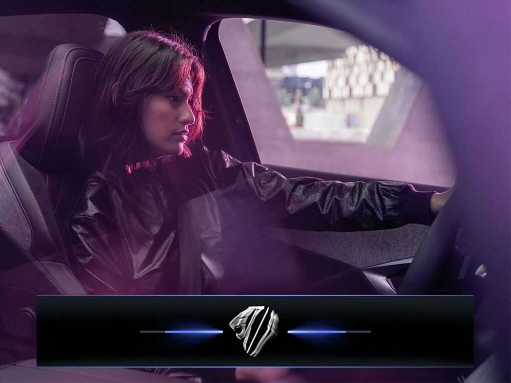 Vrouw aan het stuur van de nieuwe SUV PEUGEOT E-3008
