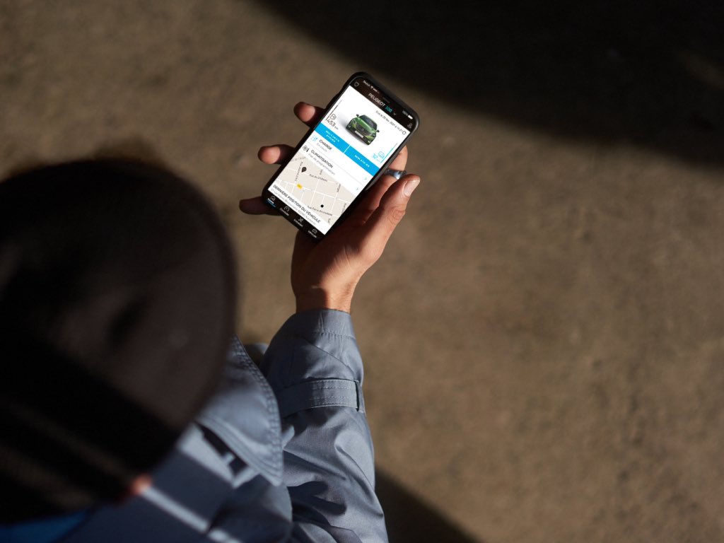 PEUGEOT 308 Plug-in Hybrid vrouw met mobiele app